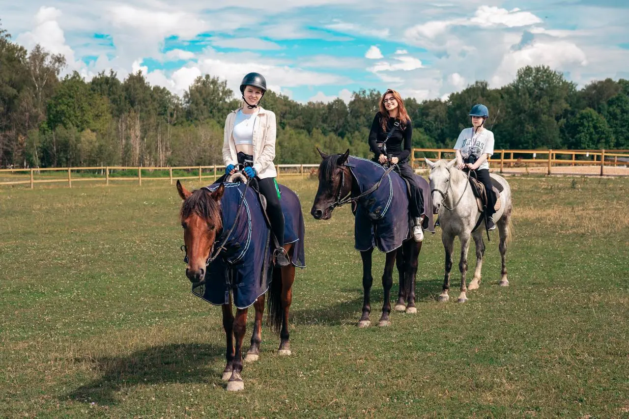 СЛАВЯНСКИЙ КОННЫЙ ВЫЕЗД ОТ FRIENDS COMMUNITY НА 3 ДНЯ🐴😍
Друзья, мы расчесываем гривы лошадям и готовим льняные рубахи!
«В поисках цветущего папоротника на конюшне»: будем плести венки, искать затерянн... | Сетка — социальная сеть от hh.ru