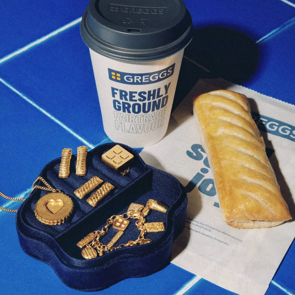 Золотой мерч пекарни 💎
В Британии есть культовая пекарня Greggs. Она сетевая, на каждом шагу, продает довольно дешевую выпечку | Сетка — социальная сеть от hh.ru