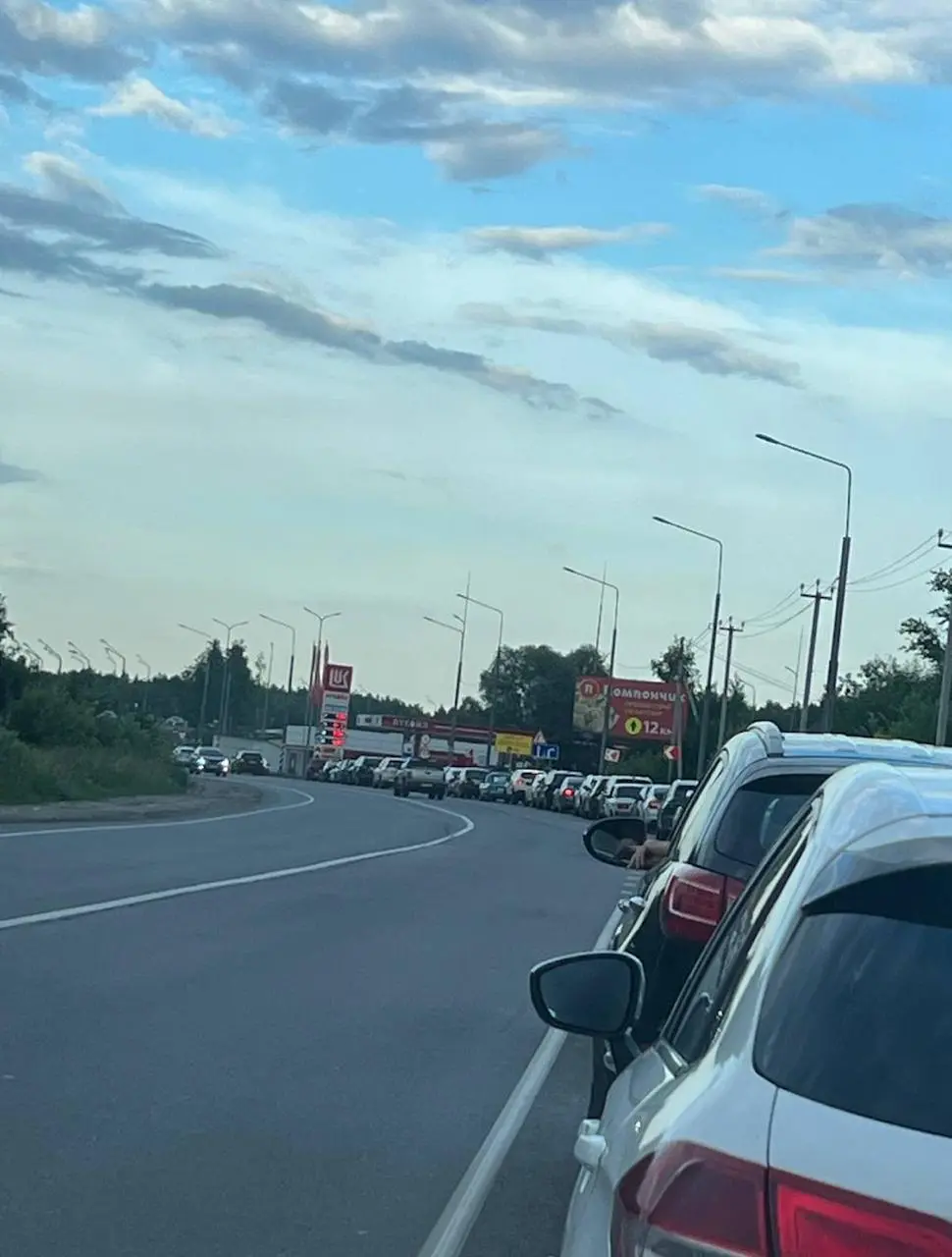 Сегодня постояла в очереди на заправку. Впервые с момента топливного кризиса.
Стояла минут 50 | Сетка — социальная сеть от hh.ru