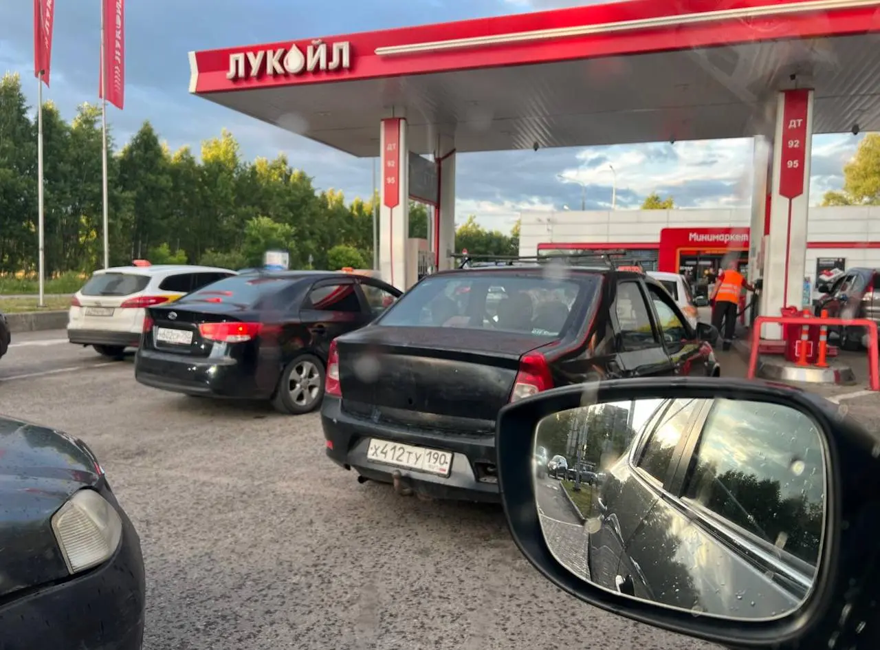 Сегодня постояла в очереди на заправку. Впервые с момента топливного кризиса.
Стояла минут 50 | Сетка — социальная сеть от hh.ru