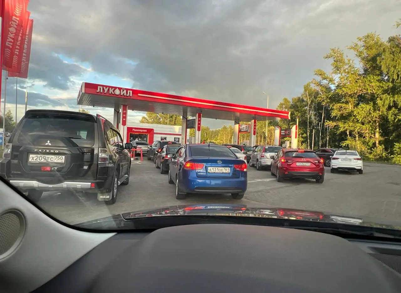 Сегодня постояла в очереди на заправку. Впервые с момента топливного кризиса.
Стояла минут 50 | Сетка — социальная сеть от hh.ru