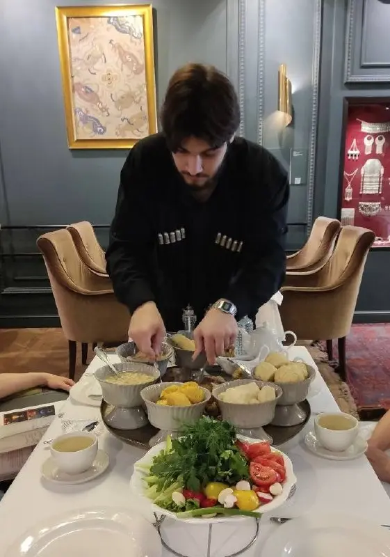 Формат музея как вариант добавленной ценности в ресторане
Хорошая кухня, отличный сервис - это база для любого ресторана. А дальше, чтобы выделиться на конкурентном рынке нужна своя изюминка | Сетка — социальная сеть от hh.ru