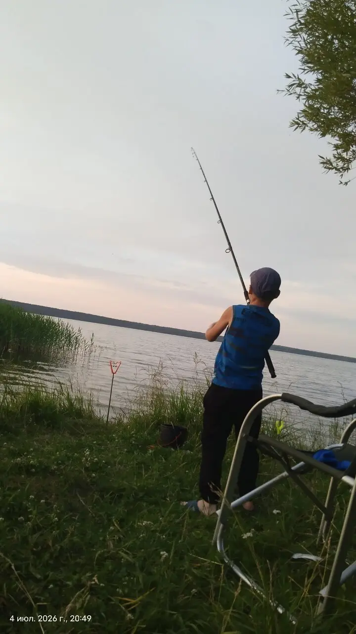 Выбрались с детьми на рыбалку. Погода отличная, почти штиль, жара, младший даже купался. Но клевала только мелочь. Сварили шурпу, поужинали | Сетка — социальная сеть от hh.ru