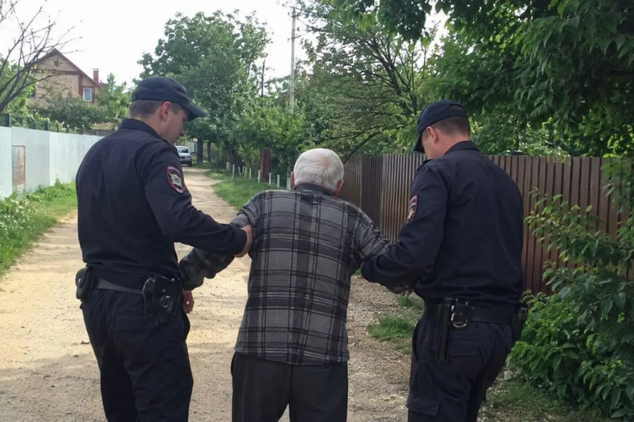 🙏 В Михайловске полицейские быстро нашли и вернули домой 77-летнего мужчину, который ночью ушёл из дома и заблудился
Пенсионер вышел из квартиры около трёх часов ночи босиком | Сетка — социальная сеть от hh.ru