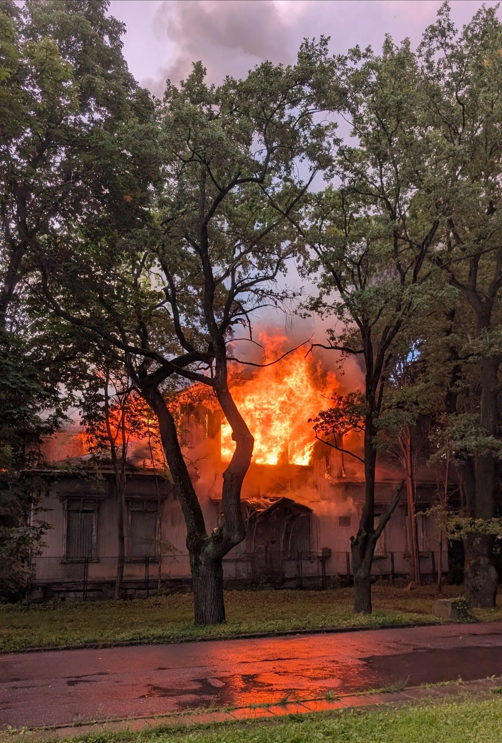 Закуренная сигарета могла стать причиной пожара в Доме Ропса
Сотрудники ГУ МВД России по Петербургу задержали 34-летнего петербуржца | Сетка — социальная сеть от hh.ru