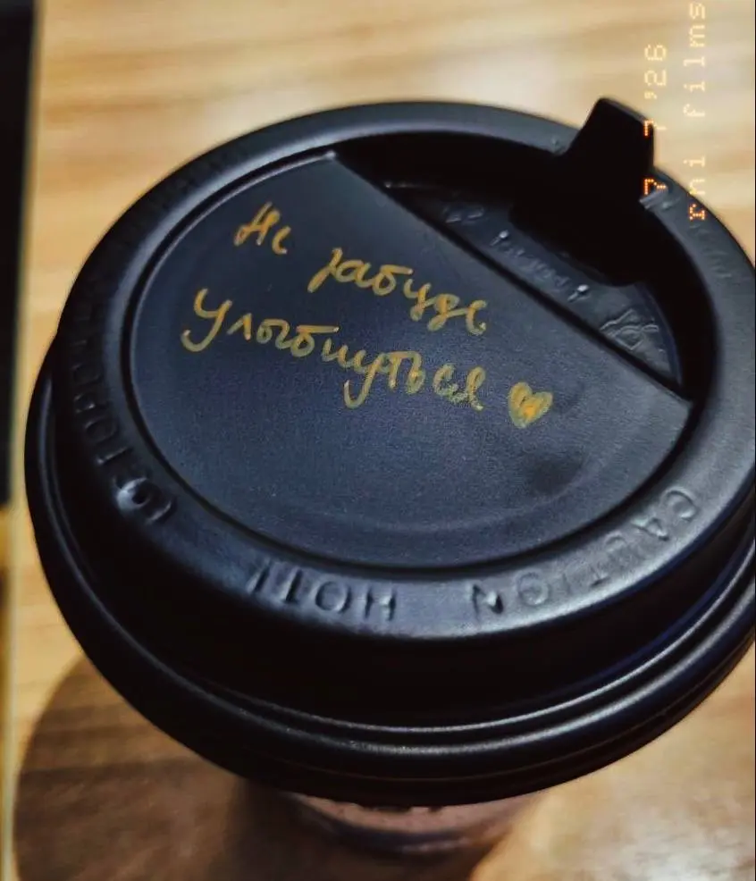 Знаете это чувство, когда приходишь в кофейню, а бариста не просто помнит твой «двойной эспрессо с каплей миндального молока», но и смотрит на тебя со смесью искреннего сочувствия и понимания? Вот это... | Сетка — социальная сеть от hh.ru