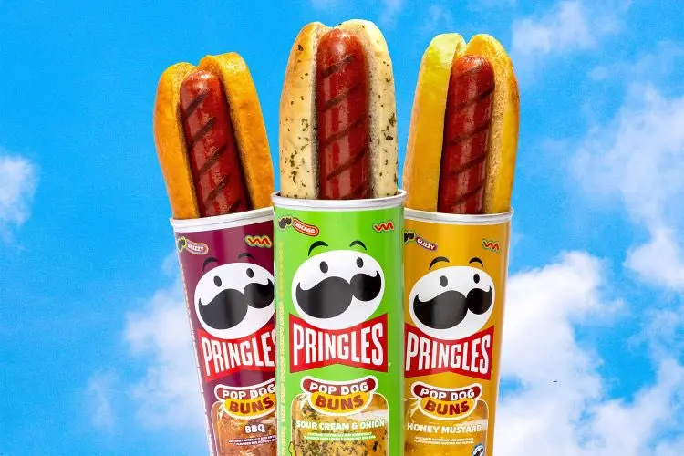 Pringles выпустит булки для хот-догов. Они будут продаваться в банках для чипсов и выйдут в трёх вкусах: лук, барбекю и медово-горчичный соус. Длина булки составит 19 сантиметров | Сетка — социальная сеть от hh.ru