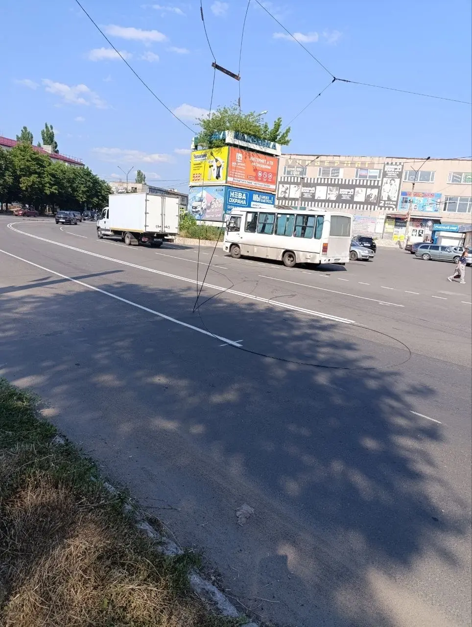 Оборвали троллеи в центре Гвардейки, сообщается, что они под напряжением.
Единственное, что напоминало нам о троллейбусах. Оборвалась последняя надежда... | Сетка — социальная сеть от hh.ru