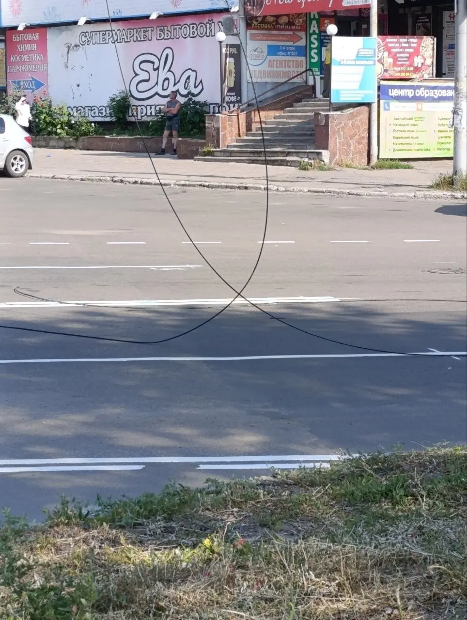 Оборвали троллеи в центре Гвардейки, сообщается, что они под напряжением.
Единственное, что напоминало нам о троллейбусах. Оборвалась последняя надежда... | Сетка — социальная сеть от hh.ru