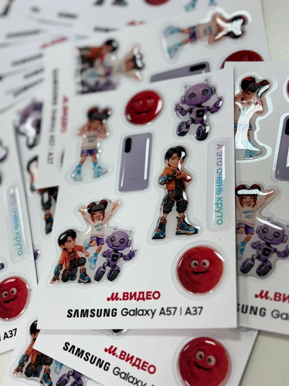 Креативный мерч для Samsung на VK Fest
Для проекта Samsung на VK Fest мы сделали не просто сувенирную продукцию, а креативный мерч в разных форматах: вееры, тату-переводилки, стикеры, 3D-стикеры с эпо... | Сетка — социальная сеть от hh.ru