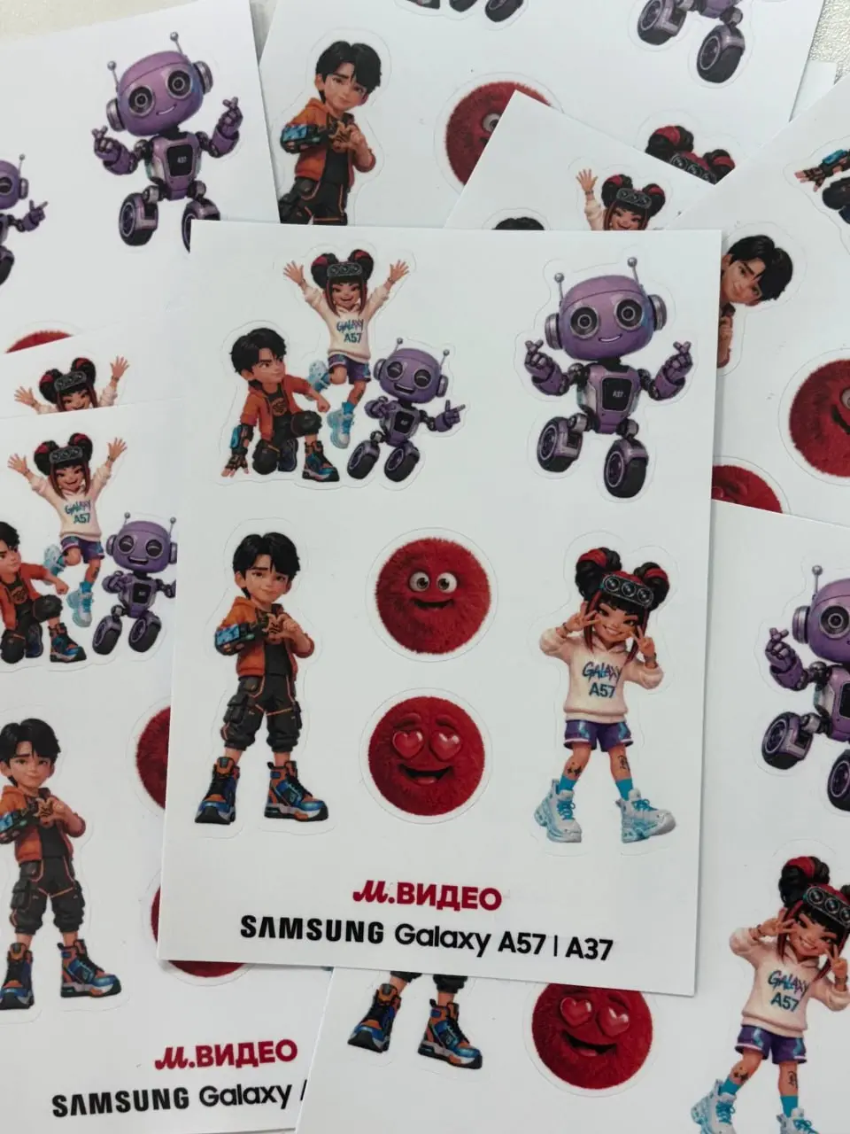 Креативный мерч для Samsung на VK Fest
Для проекта Samsung на VK Fest мы сделали не просто сувенирную продукцию, а креативный мерч в разных форматах: вееры, тату-переводилки, стикеры, 3D-стикеры с эпо... | Сетка — социальная сеть от hh.ru