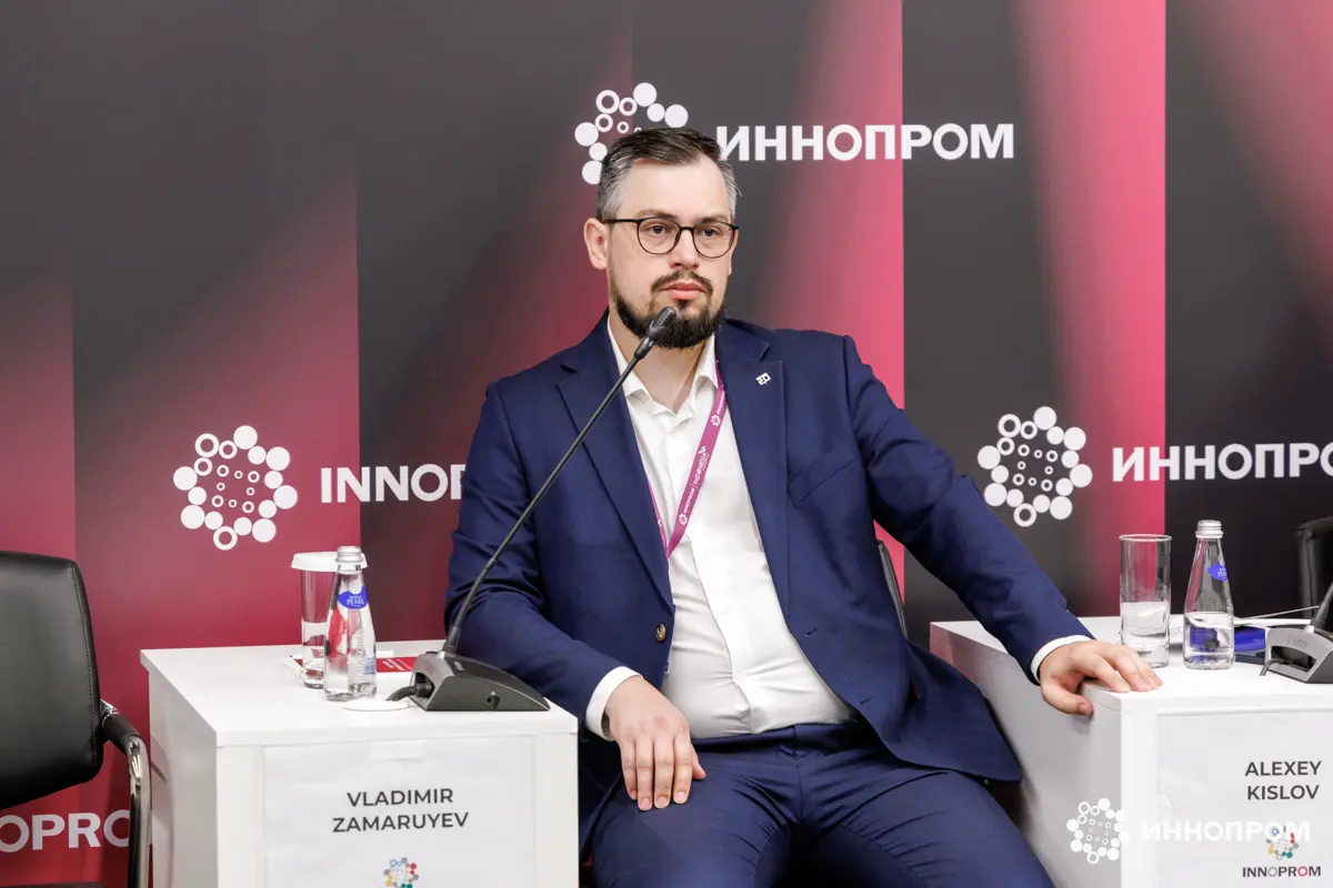 Удалось сегодня посетить Иннопром 2026! Во всех отношениях, получилось удачно.
С утра-пораньше начали с делового завтрака с обсуждением актуальных тематик цифровизации промышленности и применения ИИ | Сетка — социальная сеть от hh.ru