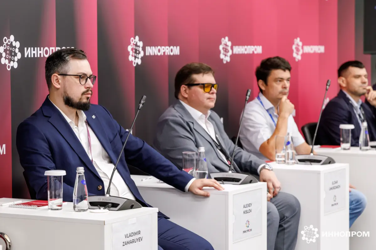 Удалось сегодня посетить Иннопром 2026! Во всех отношениях, получилось удачно.
С утра-пораньше начали с делового завтрака с обсуждением актуальных тематик цифровизации промышленности и применения ИИ | Сетка — социальная сеть от hh.ru