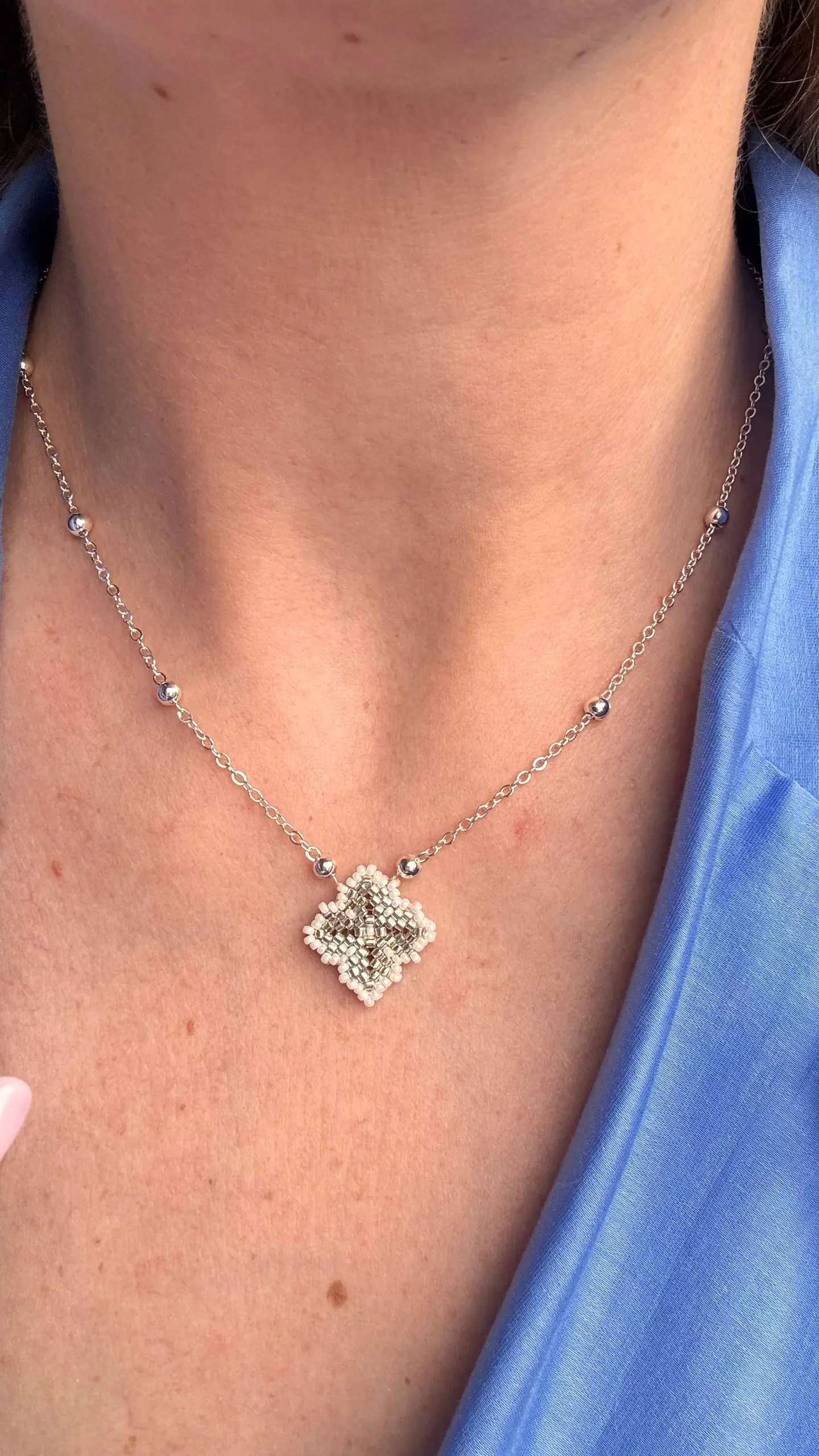 Комплект из нежнейшего шелкового бисера под Van Cleef🕊️в серебре.
Серьги 2600₽
Подвеска на цепочке из латуни 2000₽ | Сетка — социальная сеть от hh.ru