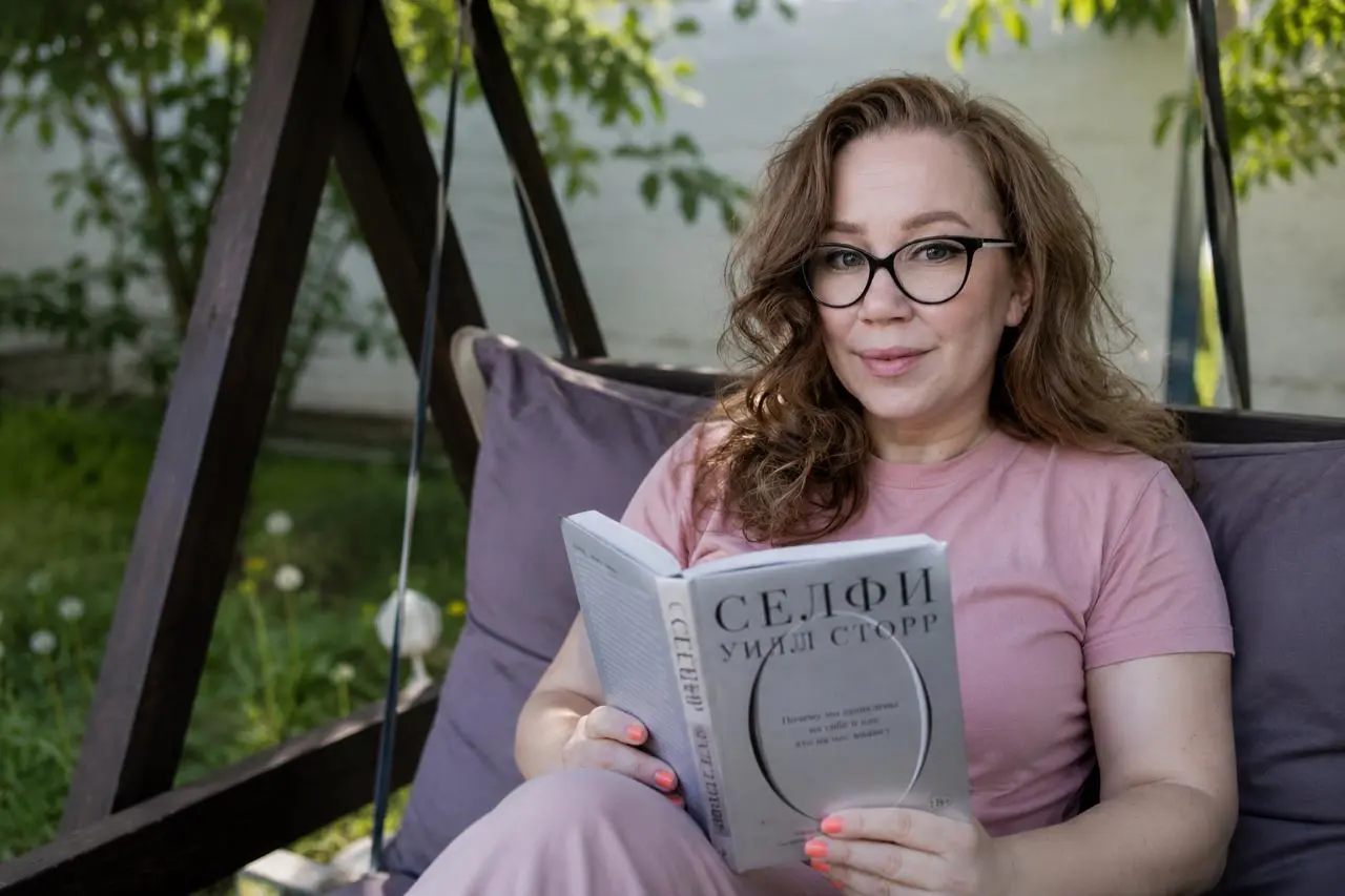 Дочитала «Селфи» Уилла Сторра и снова словила свое любимое ощущение от чтения.
Есть особый тип книг — которые не добавляют тебе фактов, а меняют оптику | Сетка — социальная сеть от hh.ru