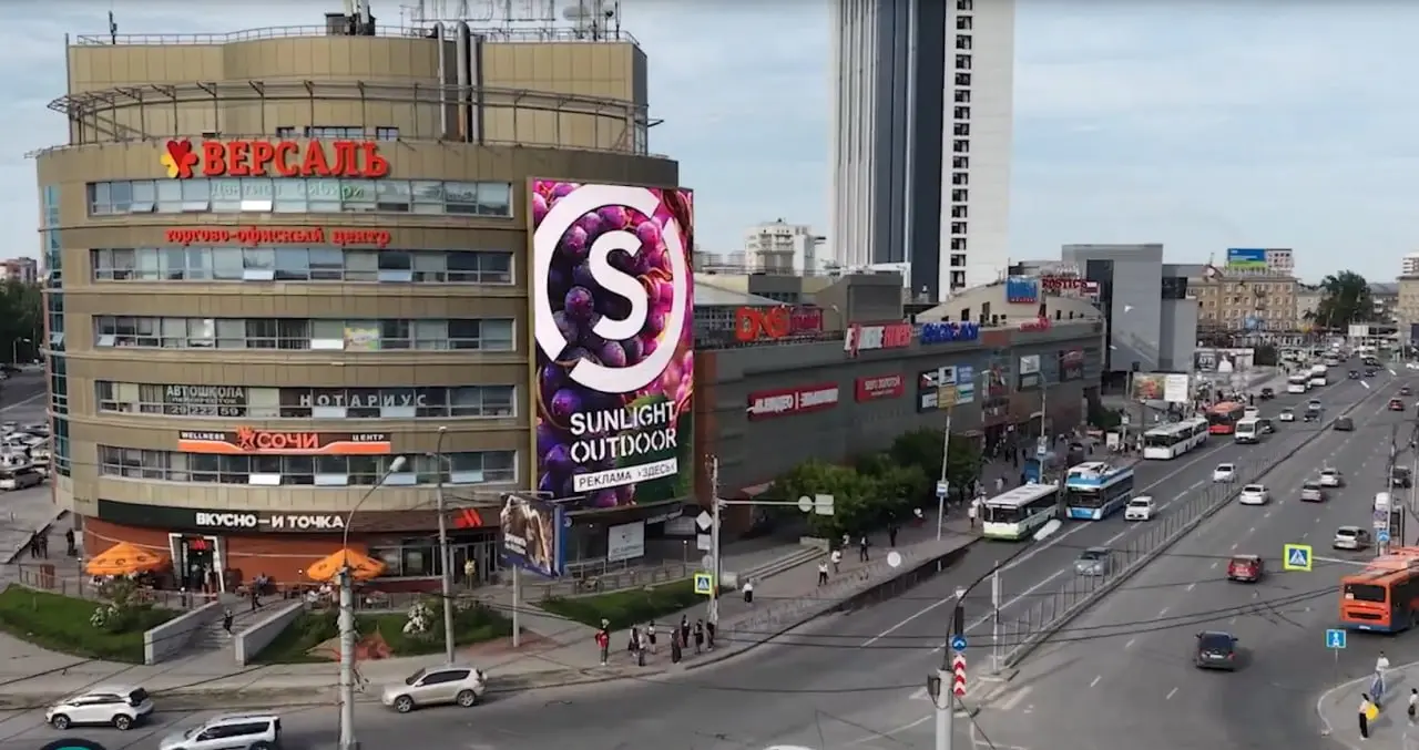 В Новосибирске начал работу медиафасад Sunlight Outdoor
Новый экран Sunlight Outdoor разместили на ТЦ «Версаль» у площади Карла Маркса | Сетка — социальная сеть от hh.ru