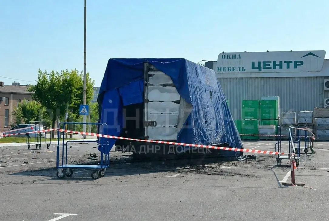 Енакиево.
Сегодня, в результате попадания вражеского дрона сгорела газель. Пострадавших нет. | Сетка — социальная сеть от hh.ru