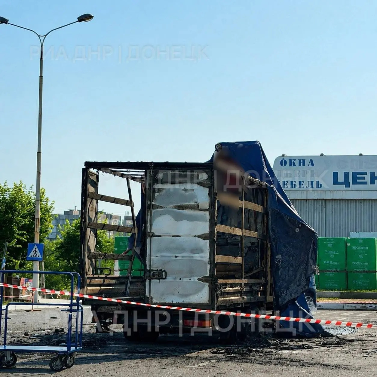 Енакиево.
Сегодня, в результате попадания вражеского дрона сгорела газель. Пострадавших нет. | Сетка — социальная сеть от hh.ru