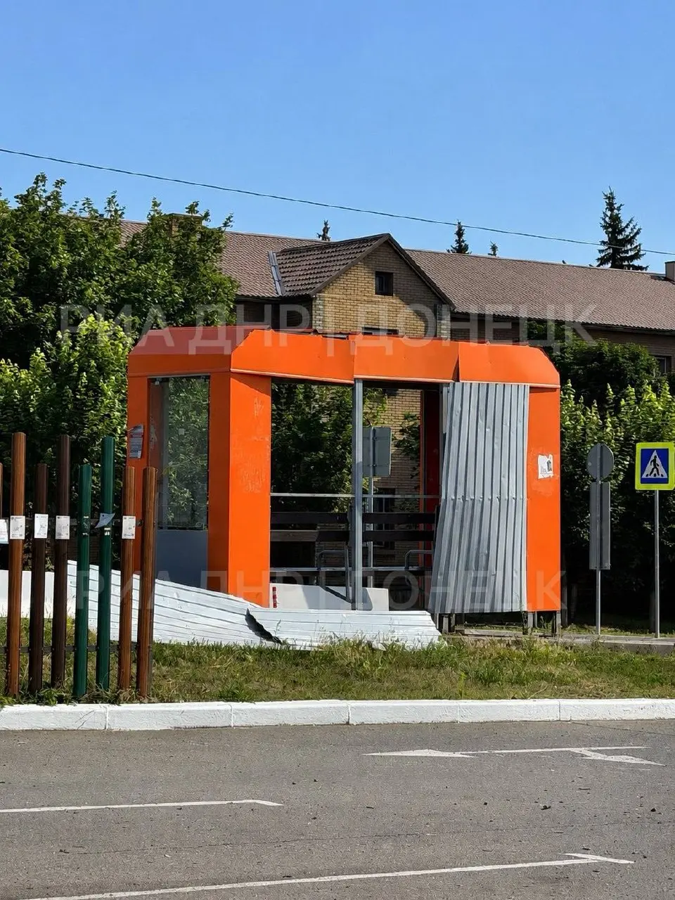 Енакиево.
Сегодня, в результате попадания вражеского дрона сгорела газель. Пострадавших нет. | Сетка — социальная сеть от hh.ru