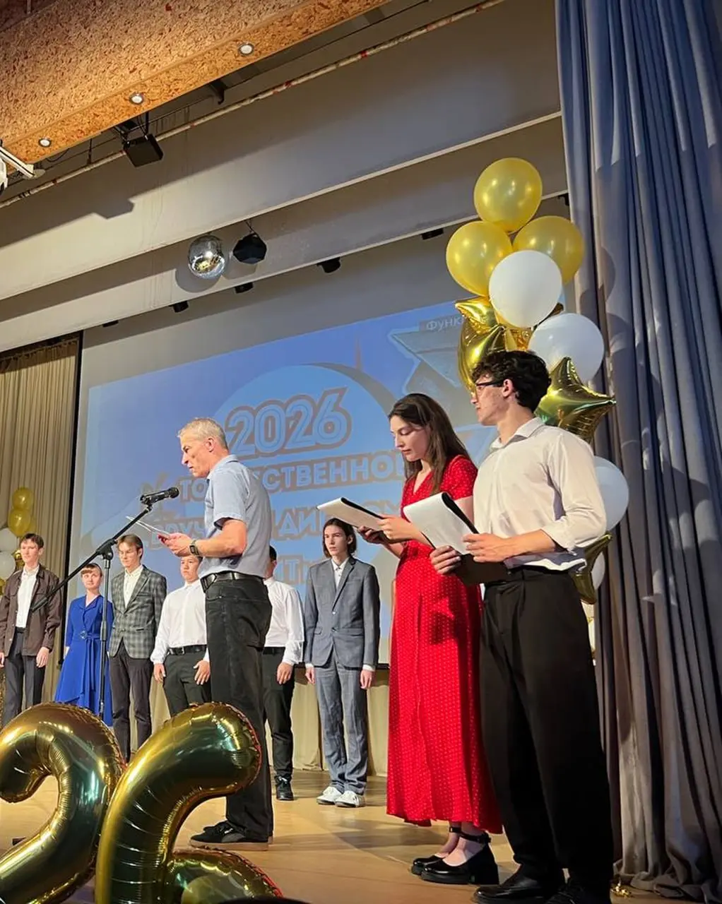 🎓 Поддерживаем таланты не на словах, а на деле
У нас сразу две приятные новости, связанные с вузами.
1️⃣ Сегодня в УдГУ прошёл выпускной у ИМИТиФ | Сетка — социальная сеть от hh.ru