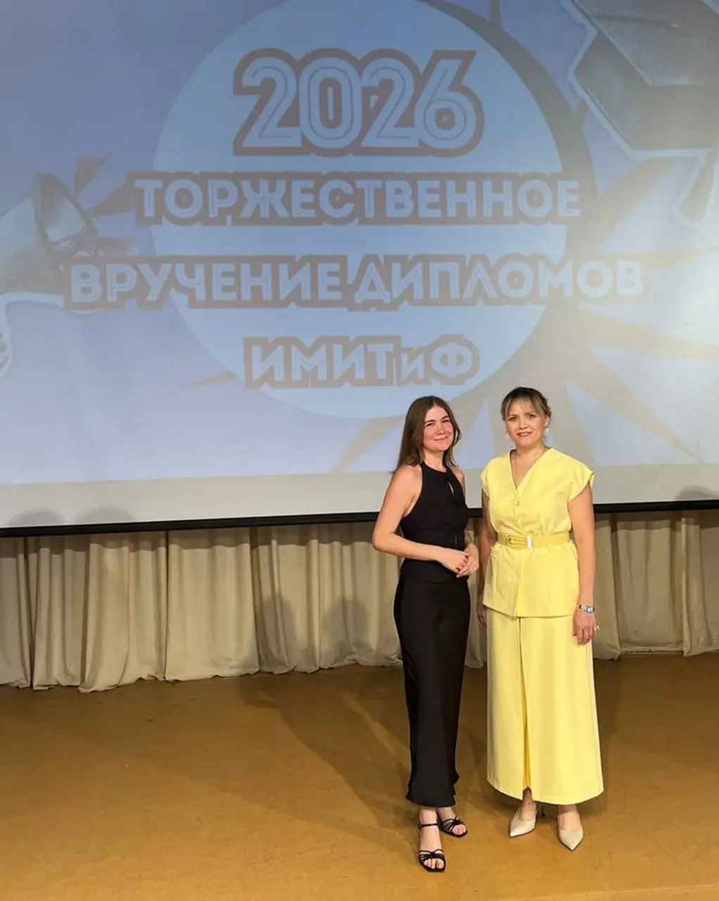 🎓 Поддерживаем таланты не на словах, а на деле
У нас сразу две приятные новости, связанные с вузами.
1️⃣ Сегодня в УдГУ прошёл выпускной у ИМИТиФ | Сетка — социальная сеть от hh.ru