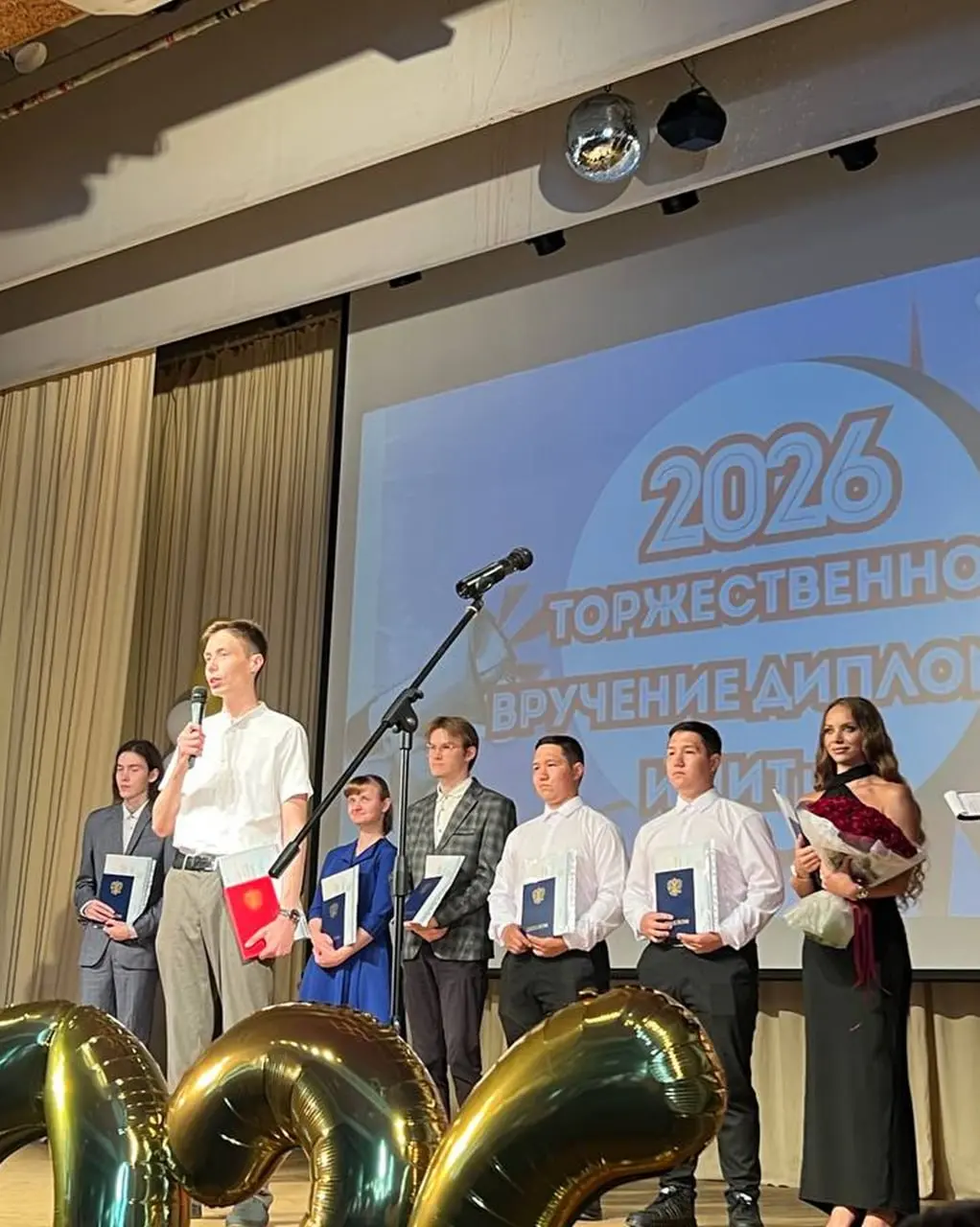 🎓 Поддерживаем таланты не на словах, а на деле
У нас сразу две приятные новости, связанные с вузами.
1️⃣ Сегодня в УдГУ прошёл выпускной у ИМИТиФ | Сетка — социальная сеть от hh.ru