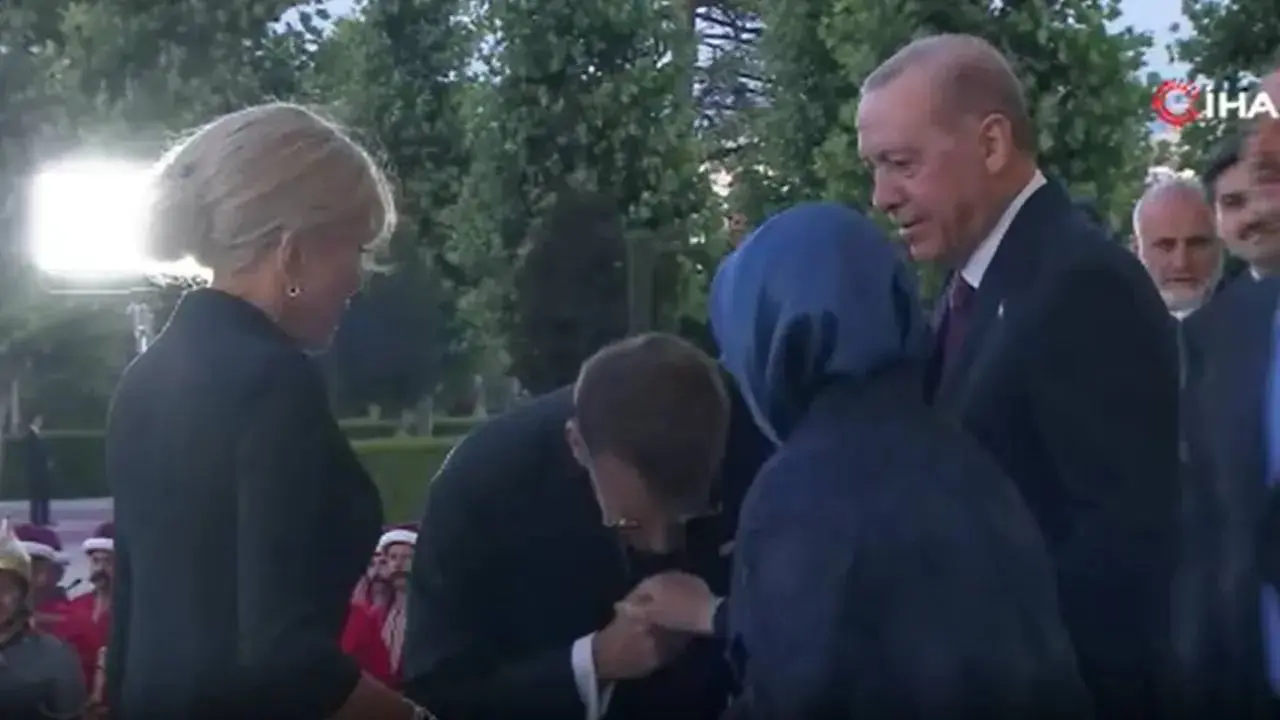 Вчера дала 2 комментария об этикете поцелуя, в том числе о традиции, связанной с поцелуем руки даме | Сетка — социальная сеть от hh.ru