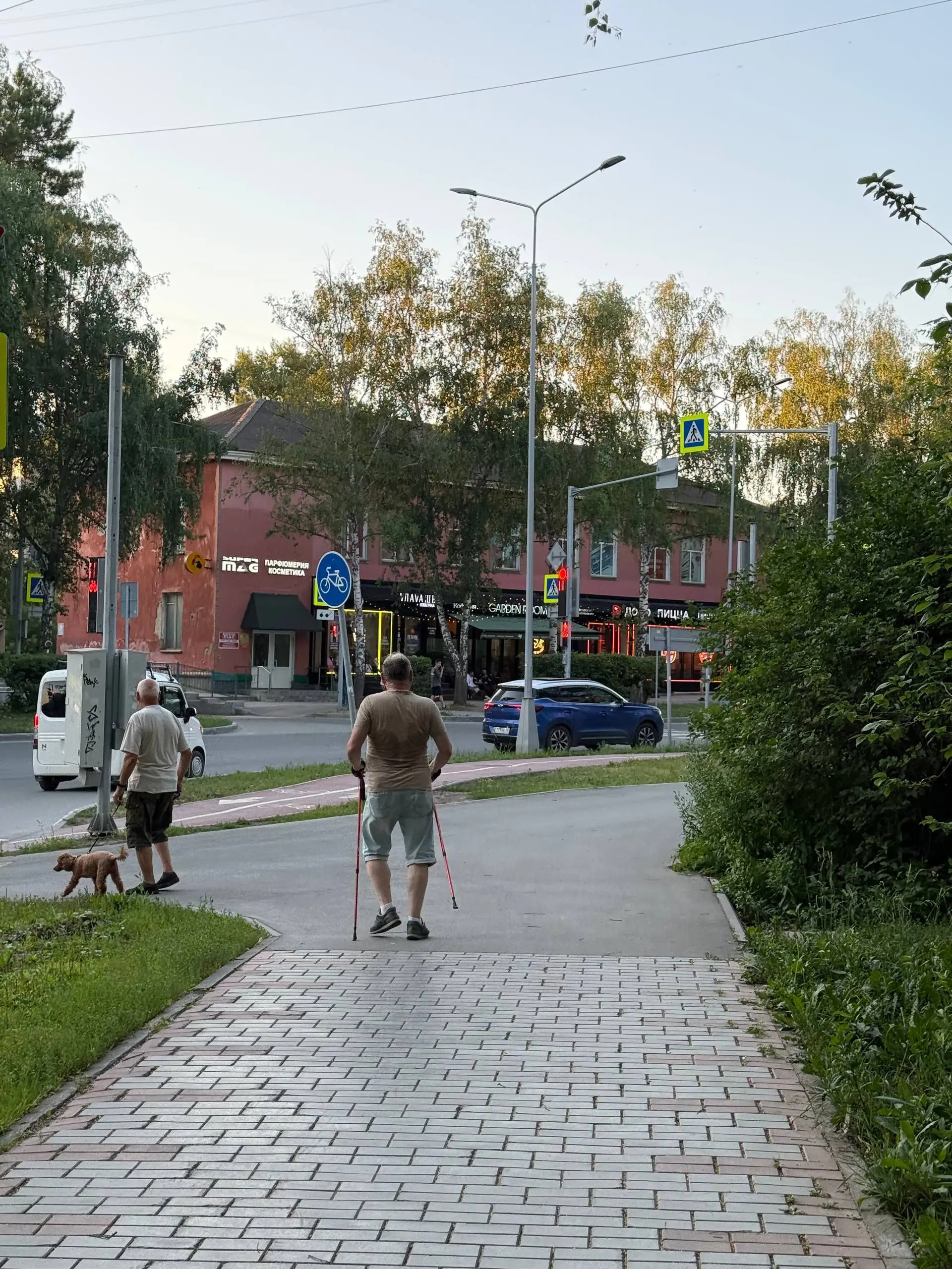 Атмосфера Академгородка — как отдельный вид медитации. Посмотрите какая милота 🫂
Завтра буду рад увидеться со всеми на Локальном коде 🫱🏻‍🫲🏼 | Сетка — социальная сеть от hh.ru
