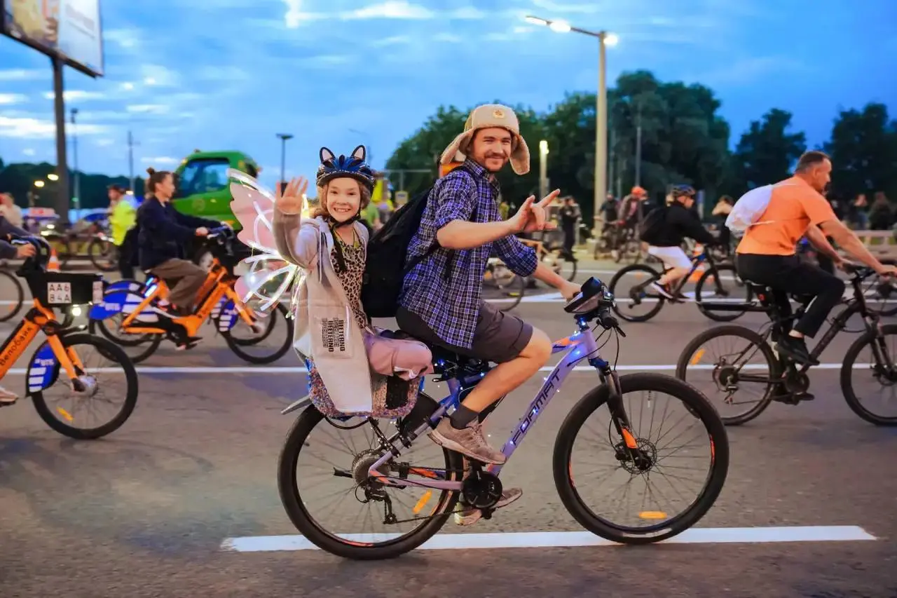 🚲 Открыта регистрация на второй ночной велофестиваль этого года
1 августа участники проедут 16 км по Садовому кольцу. Старт — на Зубовской улице, а первые колонны отправятся в путь в 21:00 | Сетка — социальная сеть от hh.ru