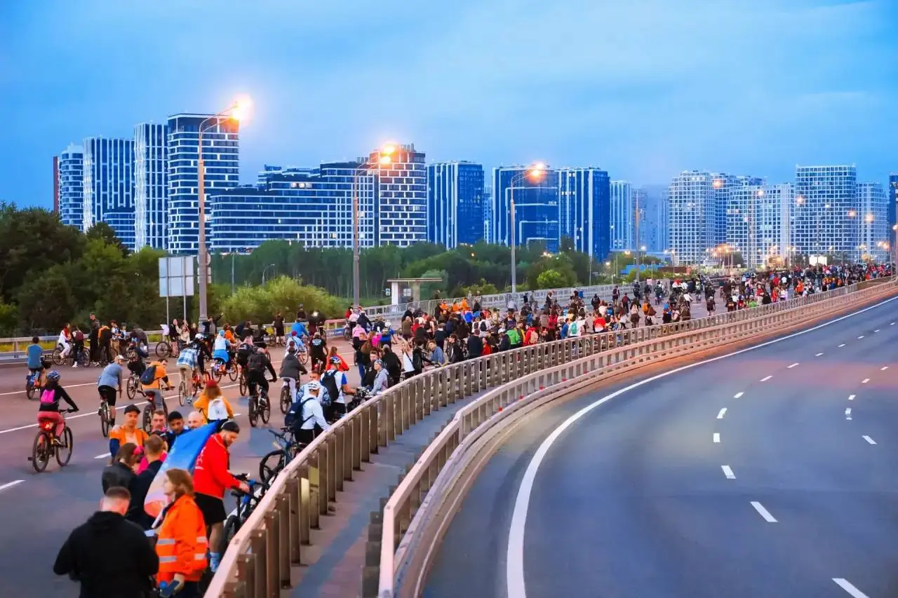 🚲 Открыта регистрация на второй ночной велофестиваль этого года
1 августа участники проедут 16 км по Садовому кольцу. Старт — на Зубовской улице, а первые колонны отправятся в путь в 21:00 | Сетка — социальная сеть от hh.ru