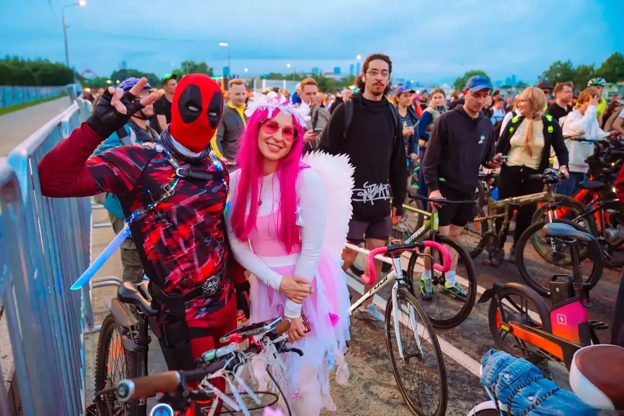 🚲 Открыта регистрация на второй ночной велофестиваль этого года
1 августа участники проедут 16 км по Садовому кольцу. Старт — на Зубовской улице, а первые колонны отправятся в путь в 21:00 | Сетка — социальная сеть от hh.ru