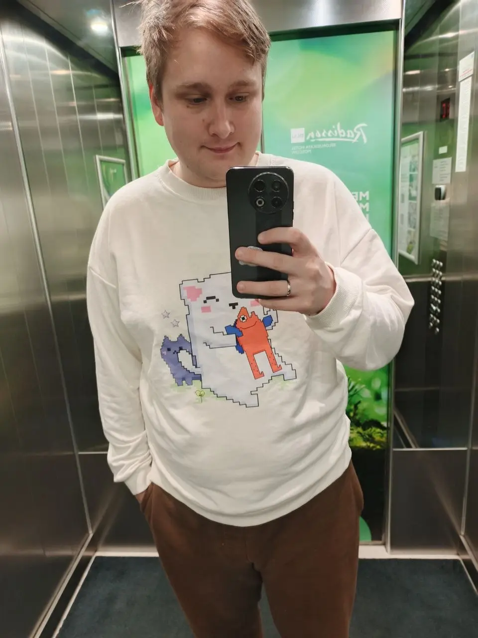 Наконец-то в офис 😊
Ну вы посмотрите, какой я тут радостный! Прилетел в Москву, чтобы встретиться с любимой редакцией и посмотреть новый офис Магнита | Сетка — социальная сеть от hh.ru