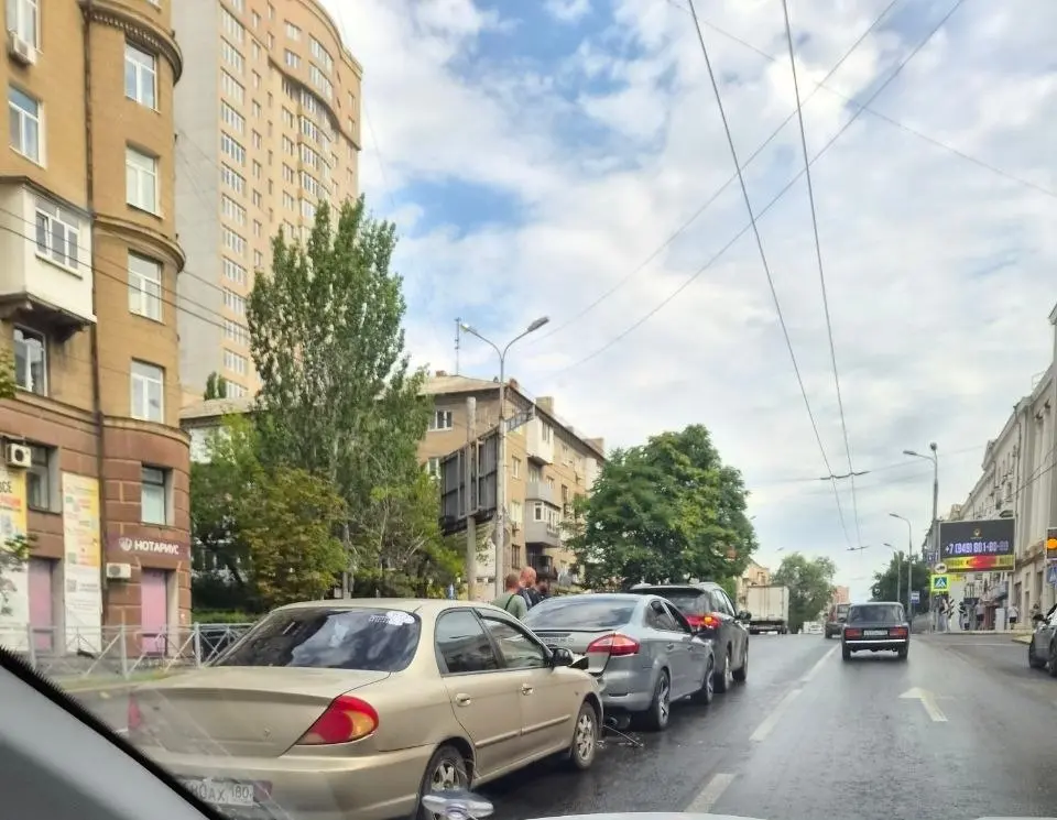 Тройное ДТП на перекрестке Университетская и Комсомольский | Сетка — социальная сеть от hh.ru