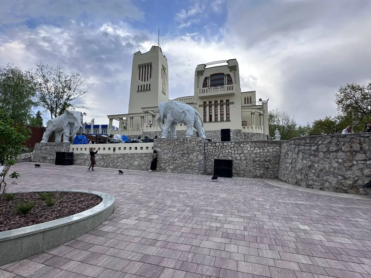 Заметки про аутентичность
На днях была на "Белой конфе" в Питере про корпоративное и онлайн-образование. Из всех спикеров больше всего ждала Артема Сенаторова | Сетка — социальная сеть от hh.ru