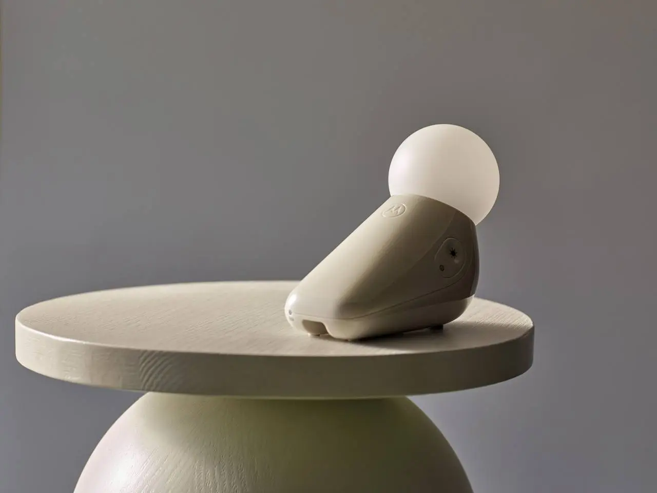 Светильник S1 Soother | Designer: Tej Chauhan for Motorola Nursery
Ночник S1 Soother — это стилизованный тюлень с неотеническими чертами | Сетка — социальная сеть от hh.ru