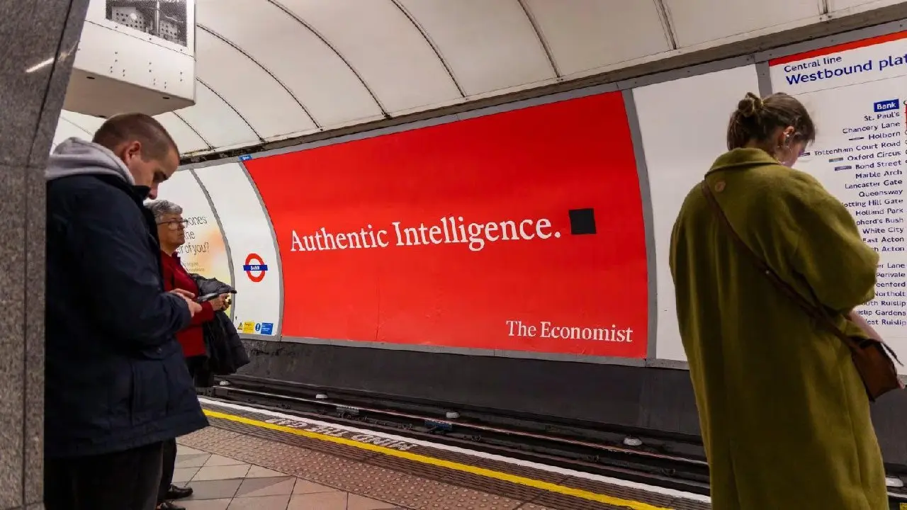 К списку анти-ИИ кампаний присоединился The Economist. Они разместили серию наружной рекламы с белым текстом на красном фоне — это, к слову, их фирменный визуальный стиль | Сетка — социальная сеть от hh.ru