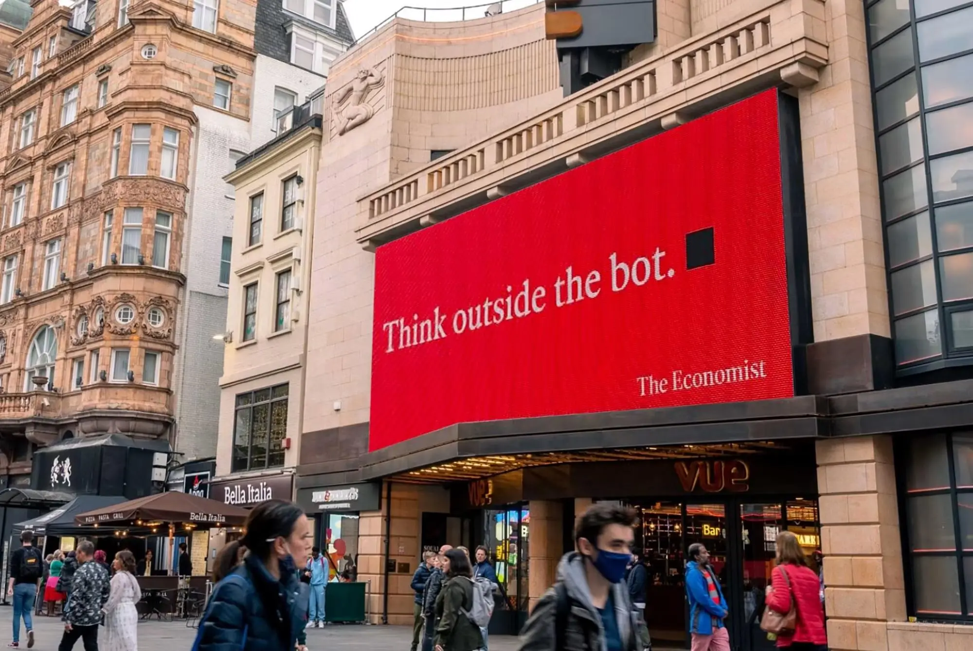 К списку анти-ИИ кампаний присоединился The Economist. Они разместили серию наружной рекламы с белым текстом на красном фоне — это, к слову, их фирменный визуальный стиль | Сетка — социальная сеть от hh.ru