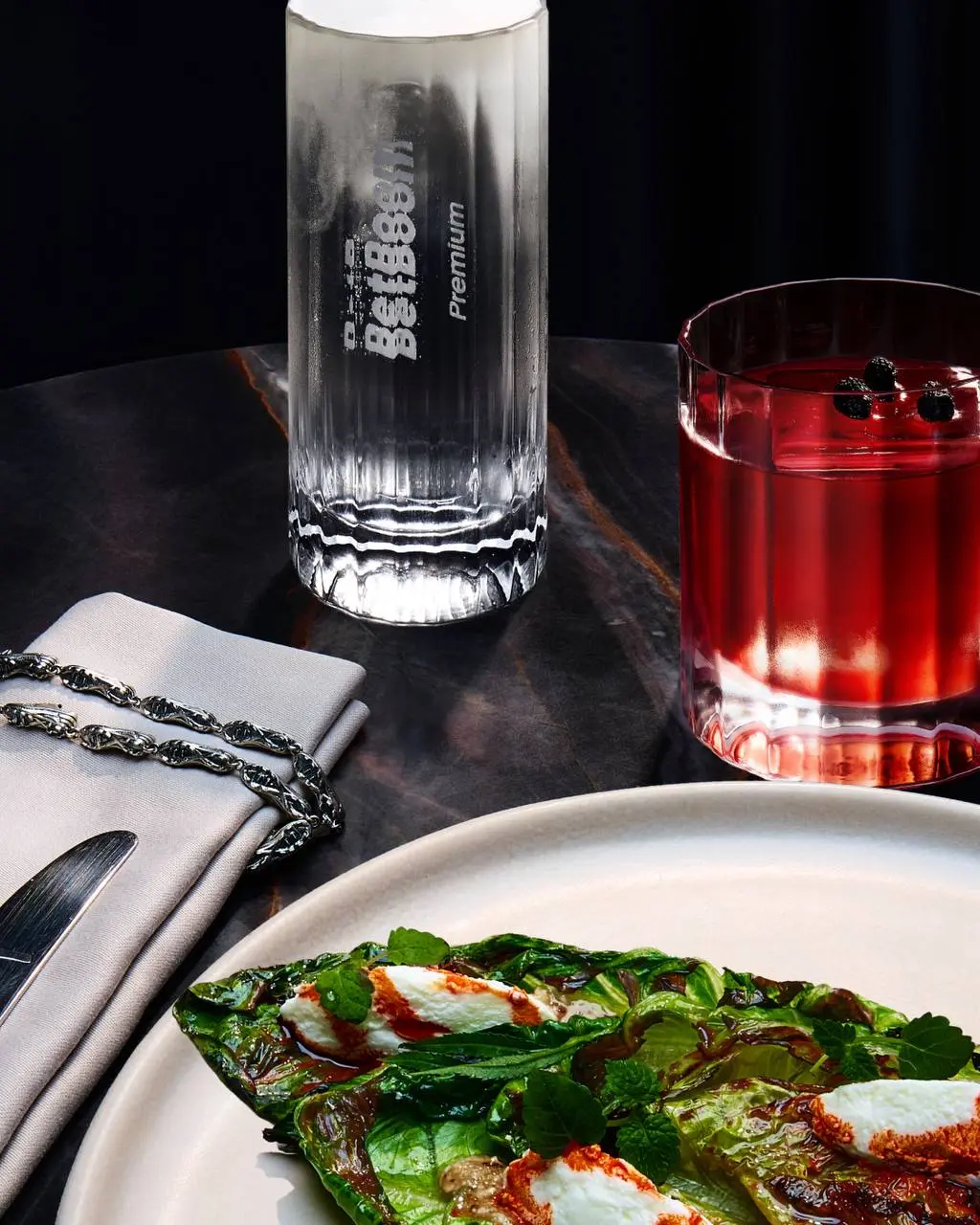 🍽 Гастро-коллаба BetBoom Премиум x Centrale Bistro!
Премиальный суббренд БК и шеф Евгений Викентьев запустили спешл-сет из 3-х блюд и 3-х коктейлей к ЧМ:


Стейк рибай на гриле с соусом моле и авокадо... | Сетка — социальная сеть от hh.ru