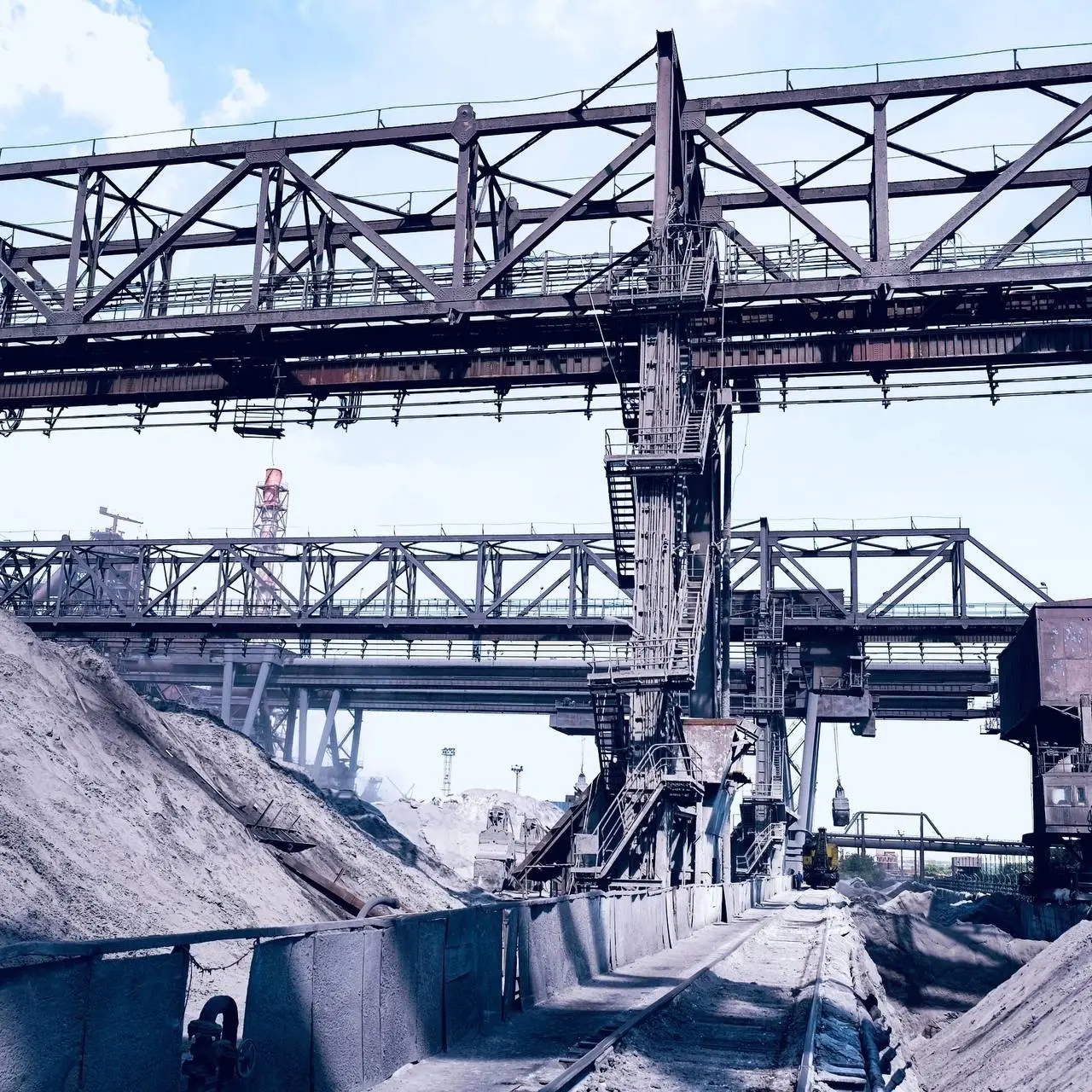 👷‍♂Рассказываем о ремонтных кампаниях на предприятиях ПМХ и Промсорт.
🔹В аглоцехе Тулачермета завершился капремонт рудно-козлового перегружателя № 2 | Сетка — социальная сеть от hh.ru