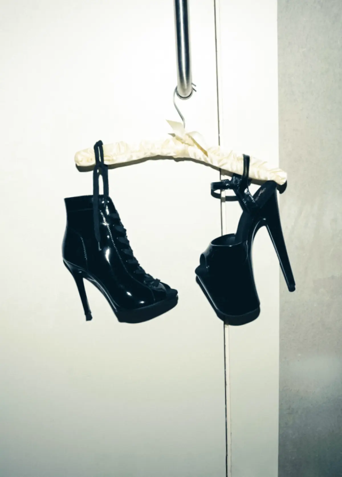 Съемка для бренда High heels.
Было принято решение сделать сьемку в двух локациях, показав силу, сдержанность и привлекательность женщины. | Сетка — социальная сеть от hh.ru