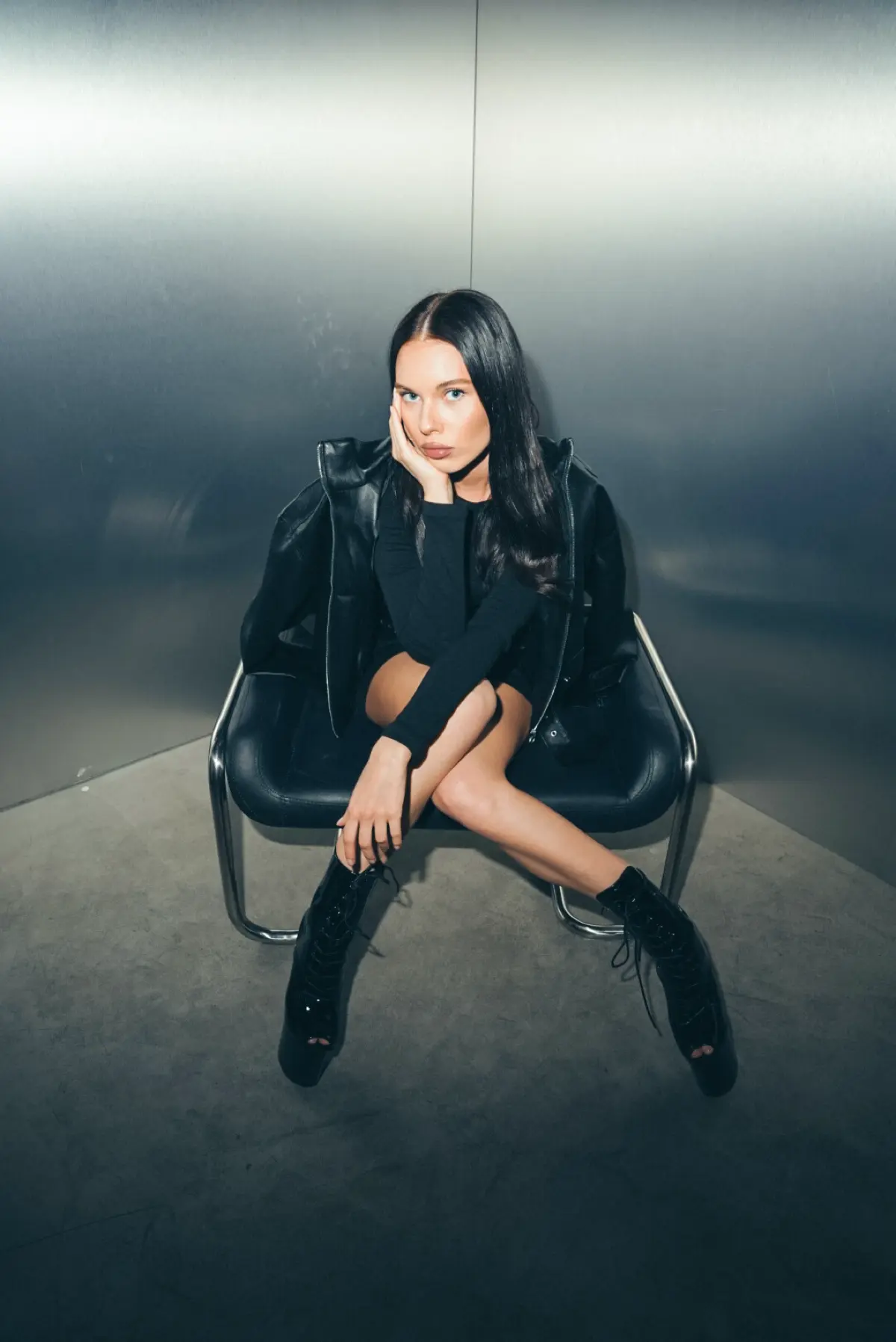Съемка для бренда High heels.
Было принято решение сделать сьемку в двух локациях, показав силу, сдержанность и привлекательность женщины. | Сетка — социальная сеть от hh.ru