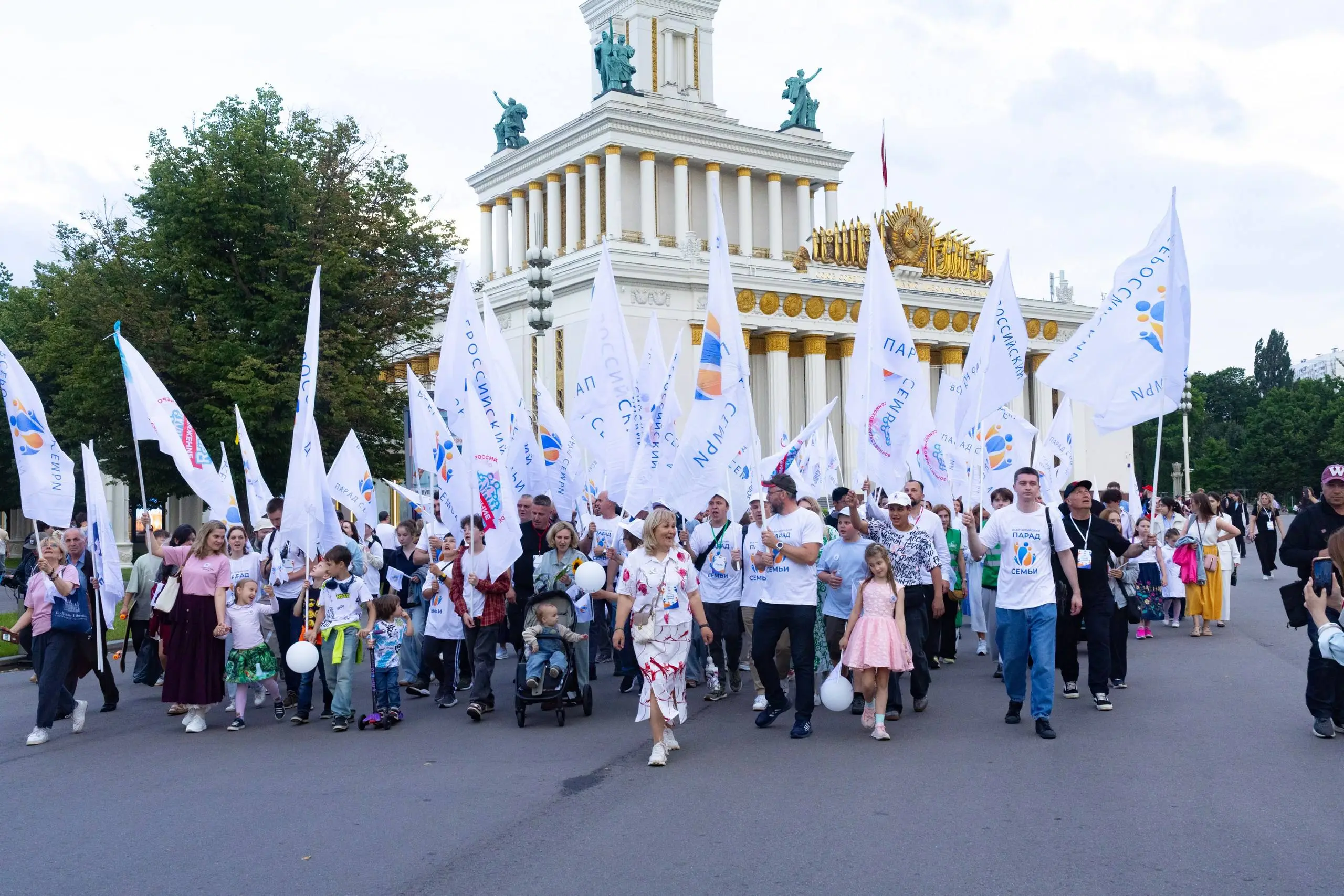 Команда IPSUM поддержала Всероссийский Парад Семьи 2026 @fondrusskiykrest
В День семьи, любви и верности Парад объединил около 500 000 человек из более чем 200 городов!
Центральной площадкой стала ВДН... | Сетка — социальная сеть от hh.ru