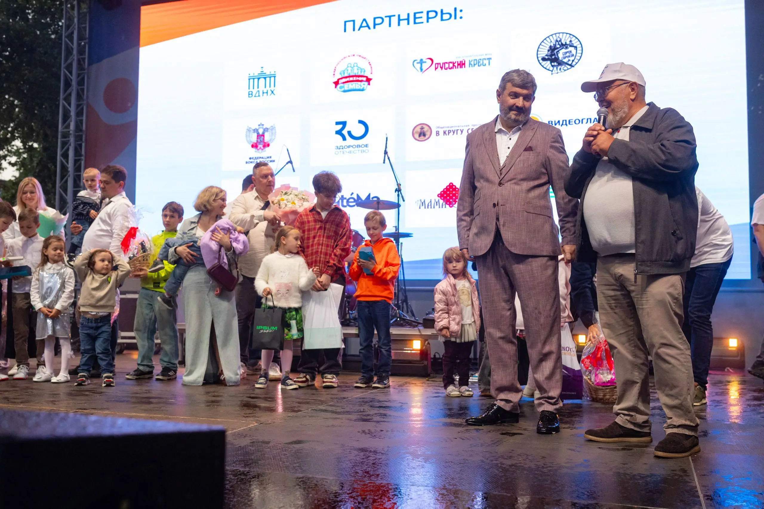 Команда IPSUM поддержала Всероссийский Парад Семьи 2026 @fondrusskiykrest
В День семьи, любви и верности Парад объединил около 500 000 человек из более чем 200 городов!
Центральной площадкой стала ВДН... | Сетка — социальная сеть от hh.ru