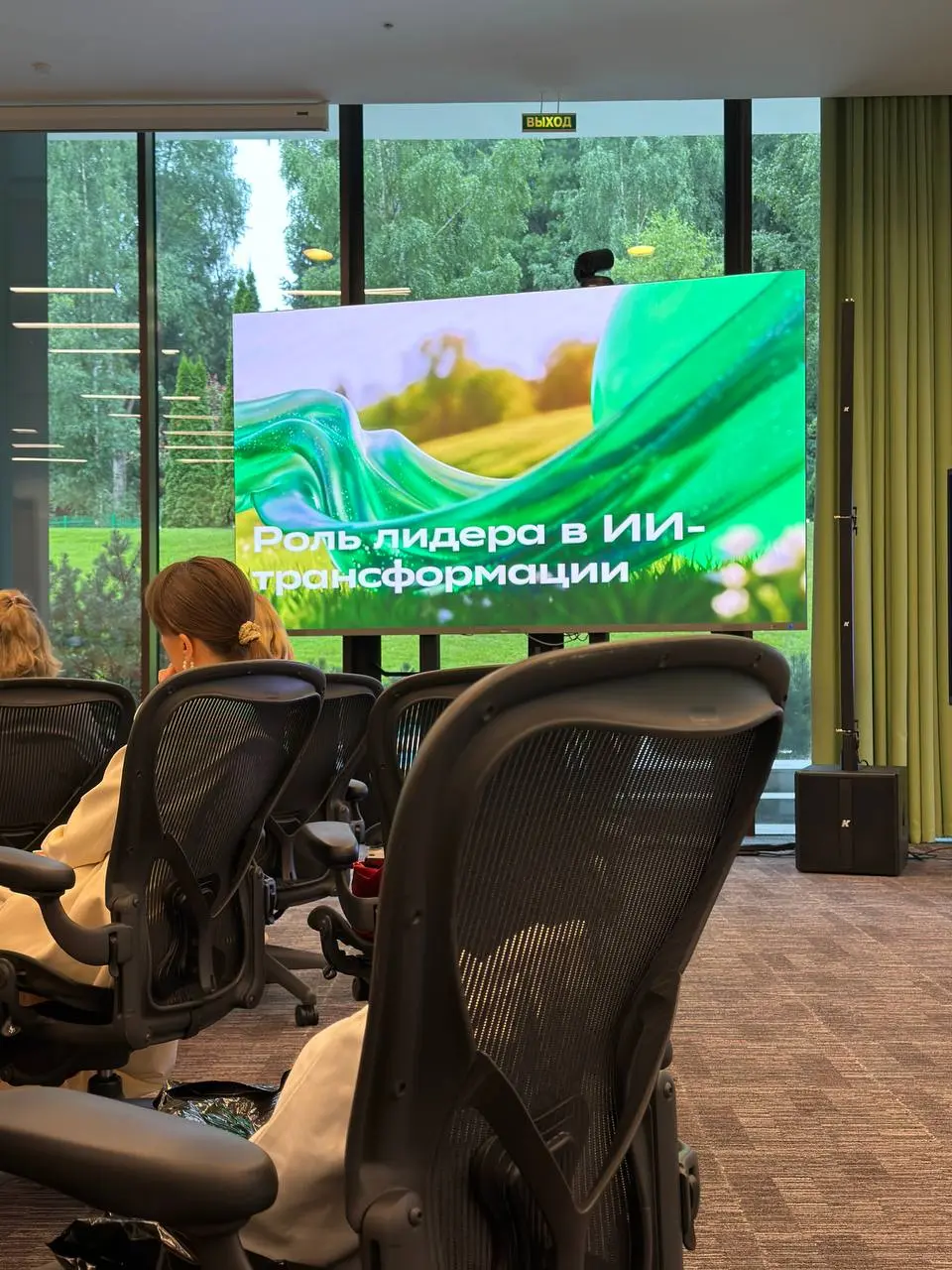 Сегодня был классный день на HR day от Сбера 💚
В ближайшие дни планирую интересный пост про одно из выступлений, не переключайтесь 😘 | Сетка — социальная сеть от hh.ru