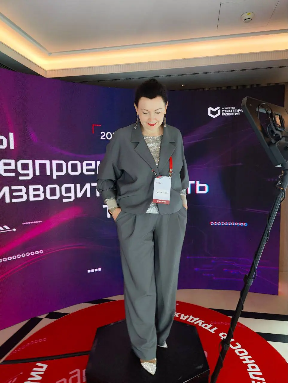 Прекрасного пятничного утра всем! 🍓
Иногда нужно просто остановиться, перечитать то, что ты создаешь, и сказать:
«Пора двигаться дальше».
Я поняла, что старое название канала стало для меня тесным | Сетка — социальная сеть от hh.ru