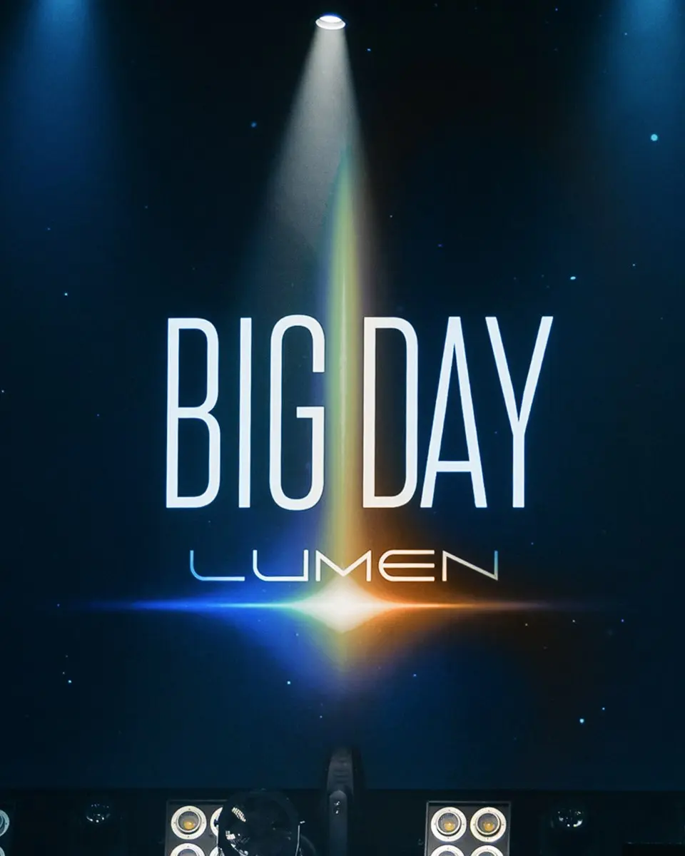 BIG DAY LUMEN / серия 02
Свет как ориентир
LUMEN - идея света не как декора, а как ориентира. Мы живём в эпоху неопределённости, и важно понимать, куда двигаться | Сетка — социальная сеть от hh.ru