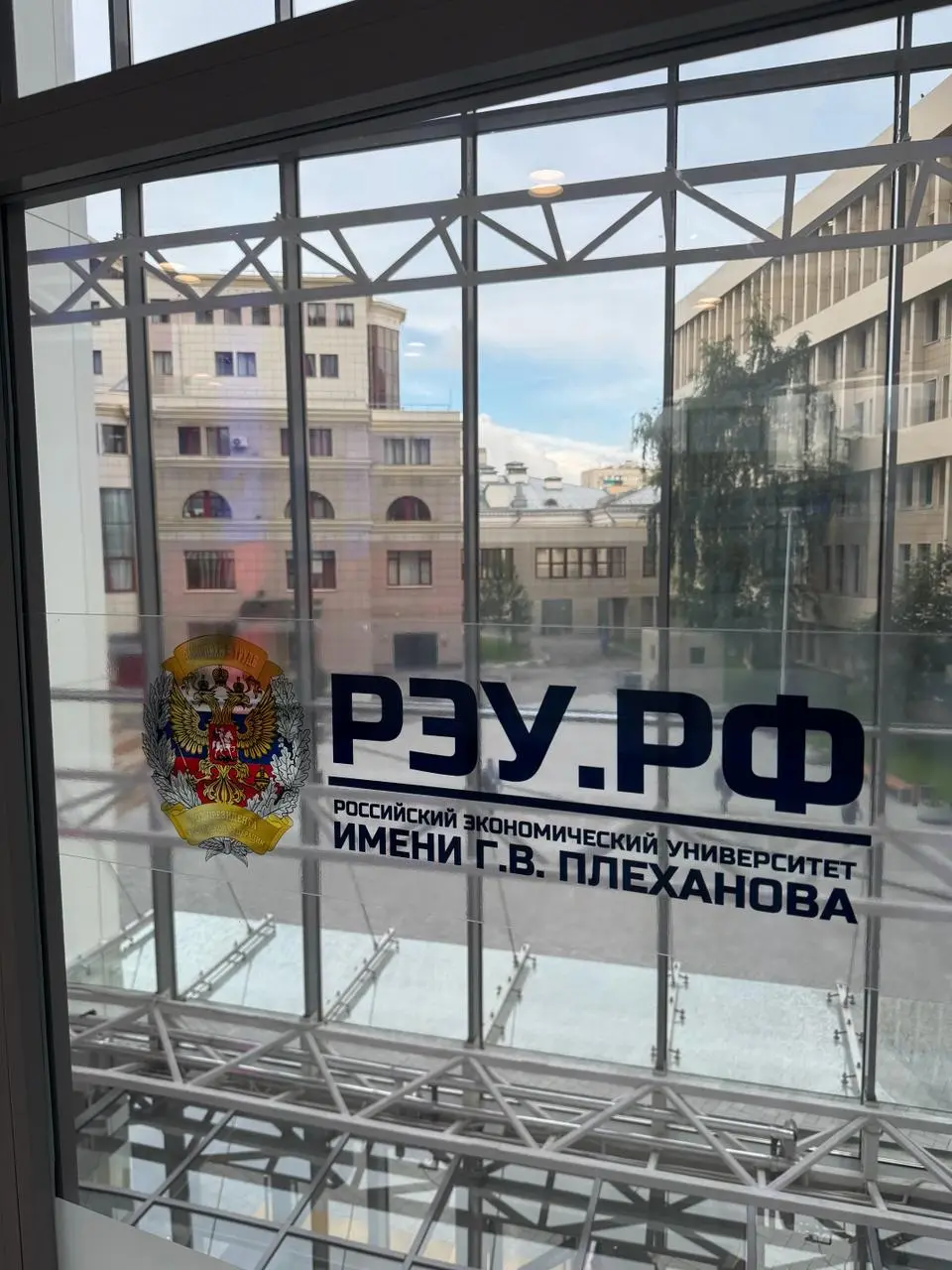 Приказ «Работать лучше»
Идеальный способ похоронить мотивацию
В четверг заглянул на конференцию «Архитектура лидерства в бизнесе» в РЭУ им. Плеханова | Сетка — социальная сеть от hh.ru