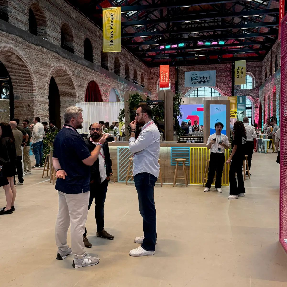 Немного из солнечного, ну или не очень Стамбула, с конференции TikTok Digital Summit26 #MMNTS
P.S. Подробнее в понедельник | Сетка — социальная сеть от hh.ru