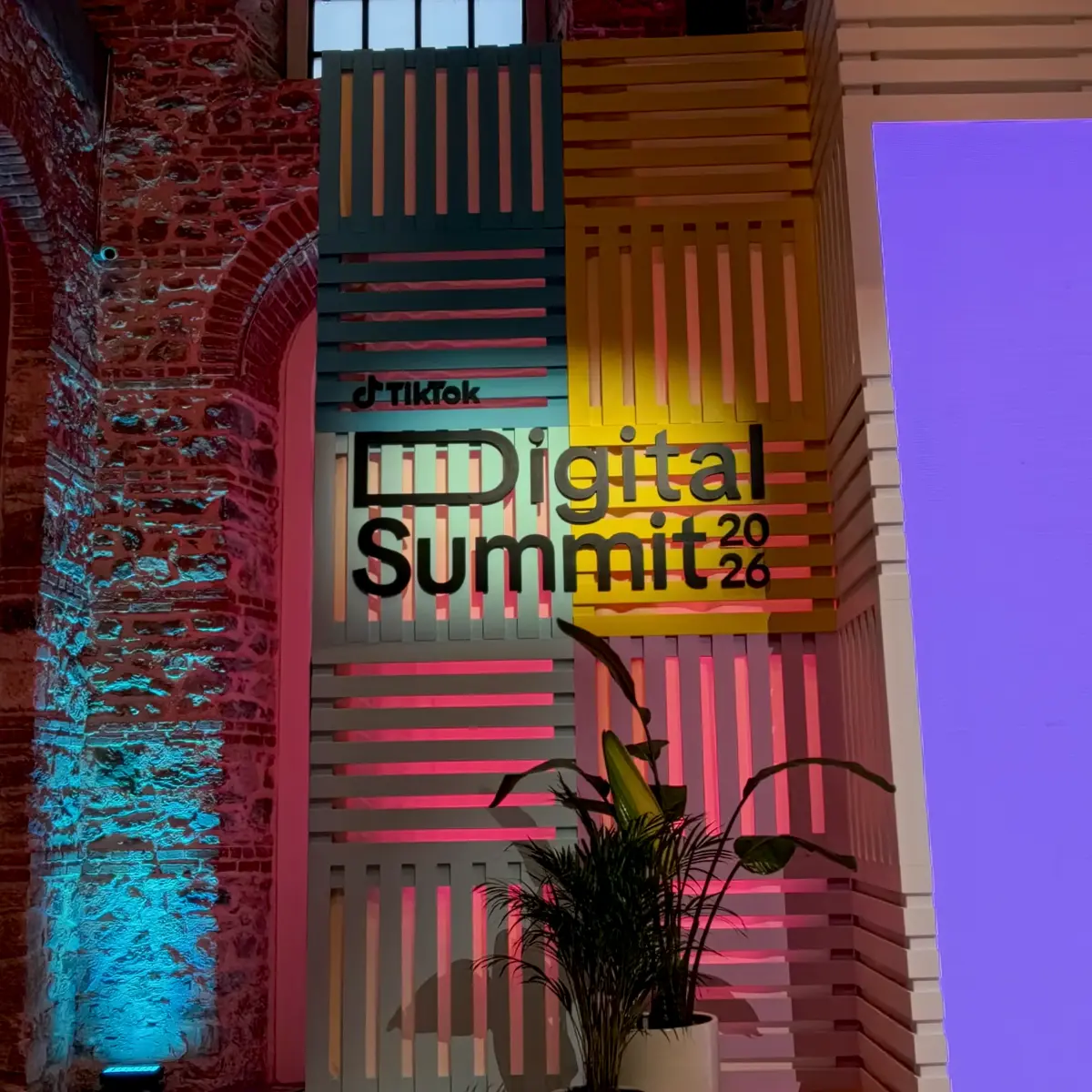 Немного из солнечного, ну или не очень Стамбула, с конференции TikTok Digital Summit26 #MMNTS
P.S. Подробнее в понедельник | Сетка — социальная сеть от hh.ru