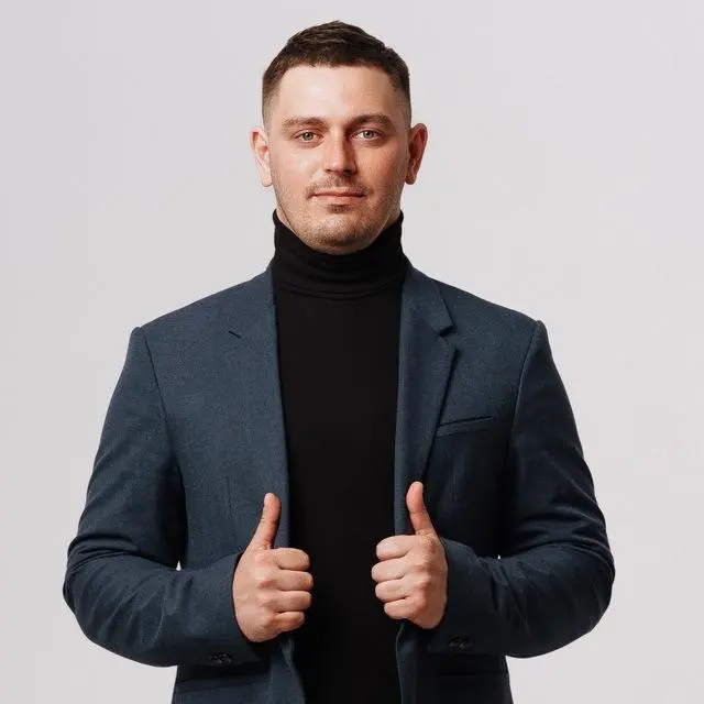 #СвоиЛюди
Свои люди: Олег Петренко
Его сообщество «БизБиз»:
Хоть убей не вспомню где познакомились, скорее всего где-то на покере у Алексея Паньшина
На чем конект - на виниле | Сетка — социальная сеть от hh.ru